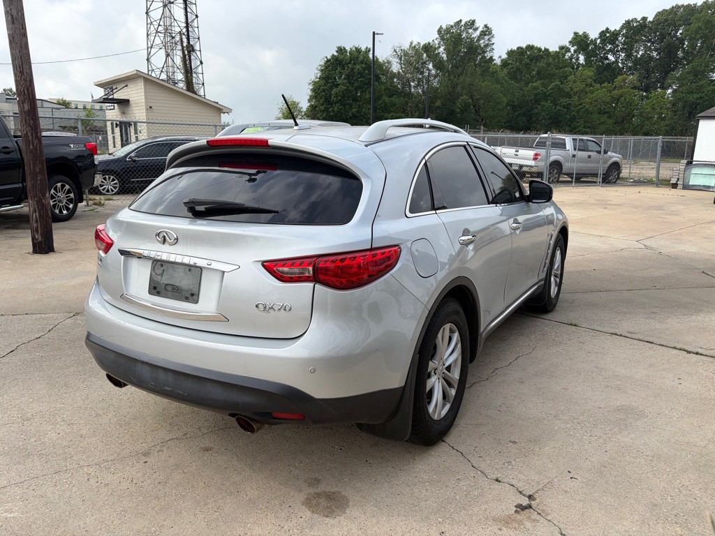 2017 INFINITI QX70 Image 5