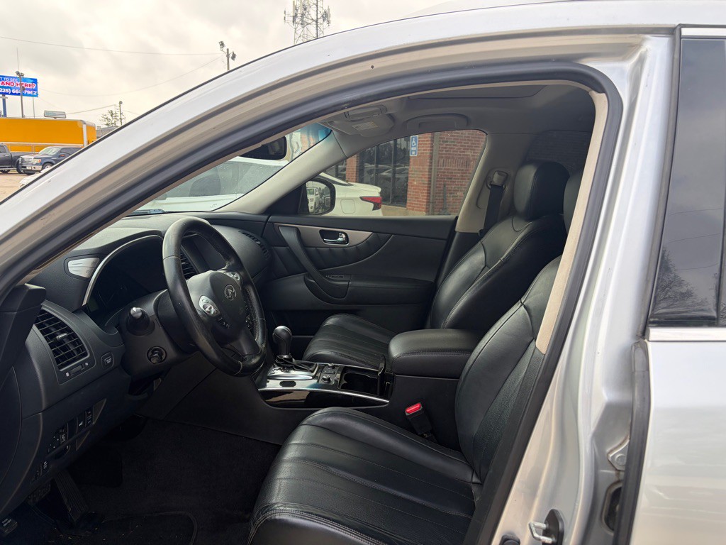 2017 INFINITI QX70 Image 7