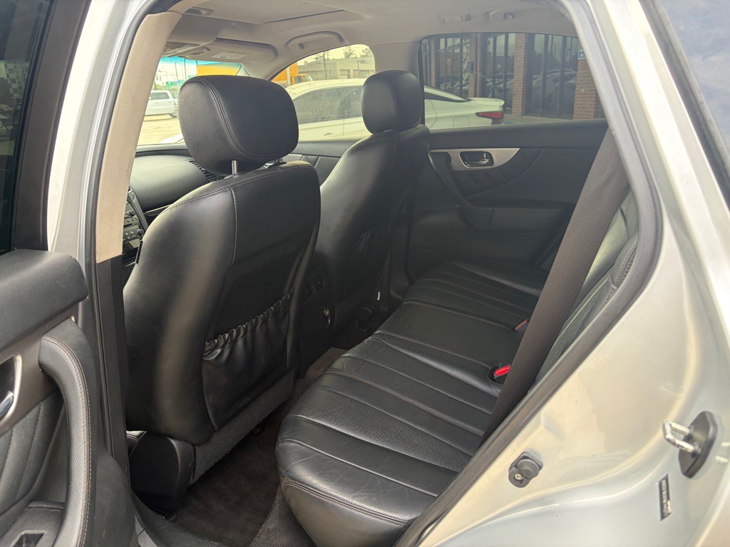 2017 INFINITI QX70 Image 8