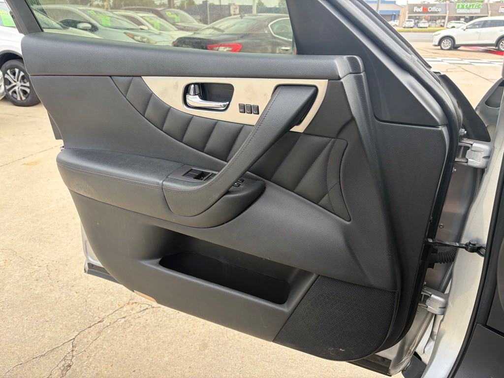 2017 INFINITI QX70 Image 9