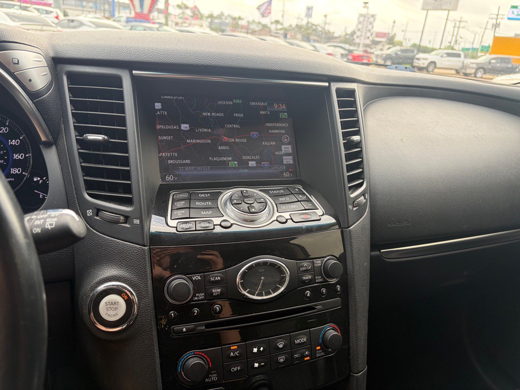2017 INFINITI QX70 Image 11
