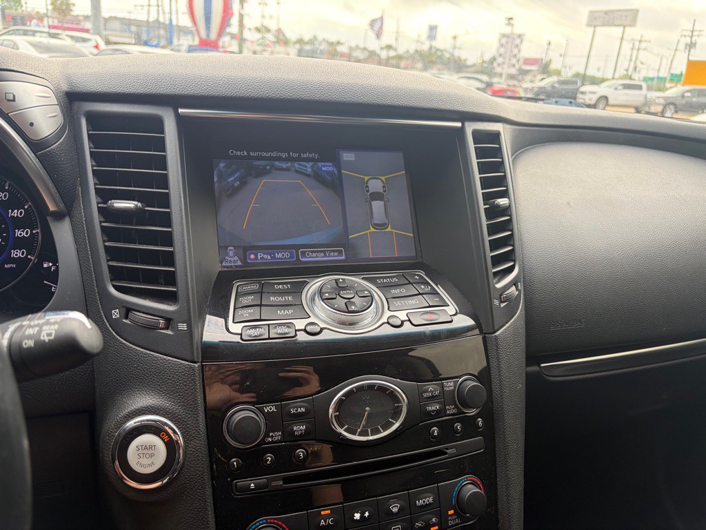 2017 INFINITI QX70 Image 12