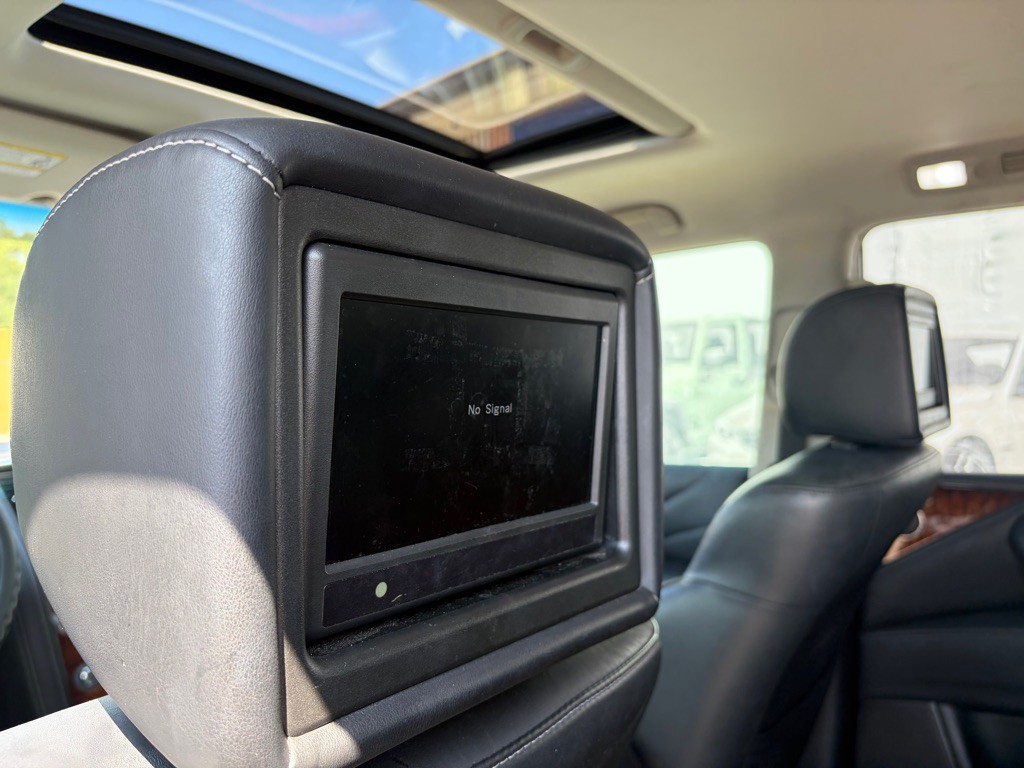 2015 INFINITI QX80 Image 9
