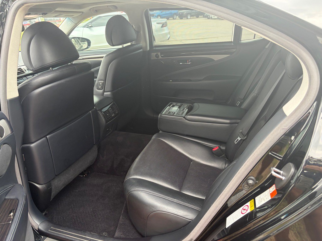 2016 Lexus LS Image 8