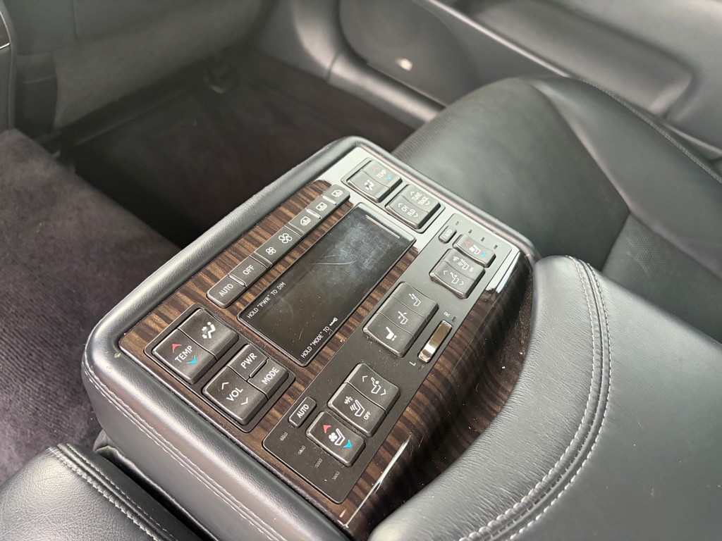 2016 Lexus LS Image 11