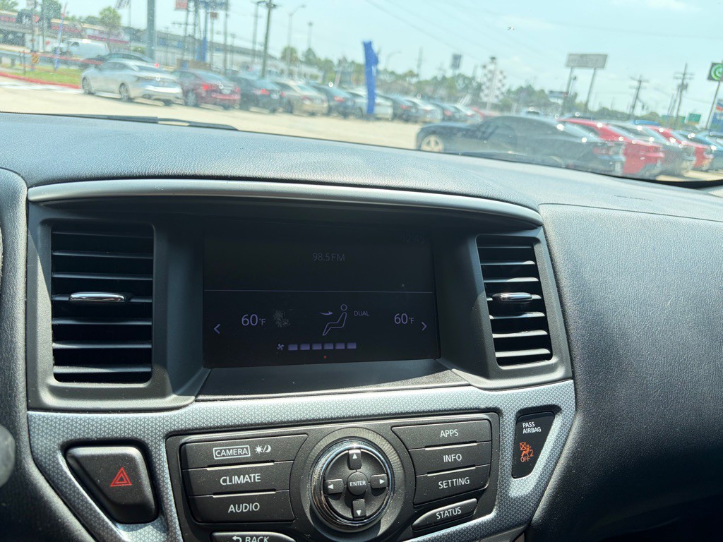 2017 Nissan Pathfinder Image 11