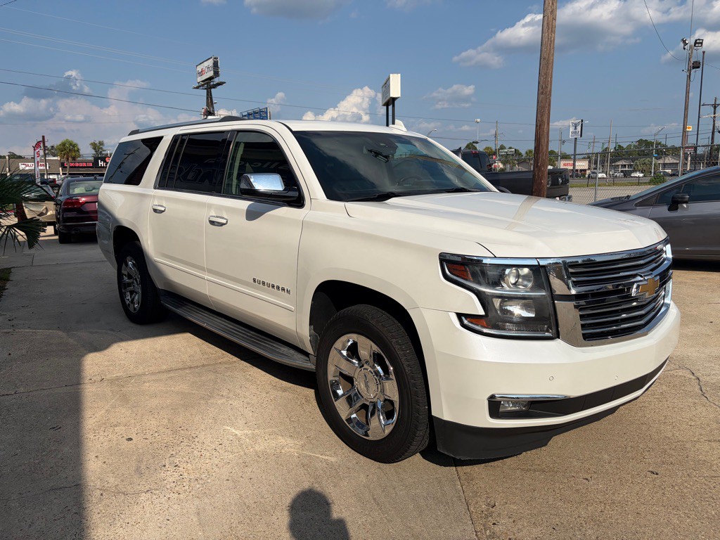 2017 Chevrolet Suburban Image 3