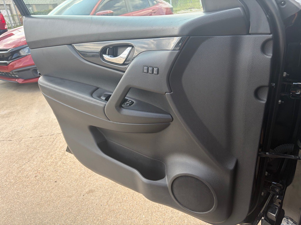 2018 Nissan Rogue Image 11