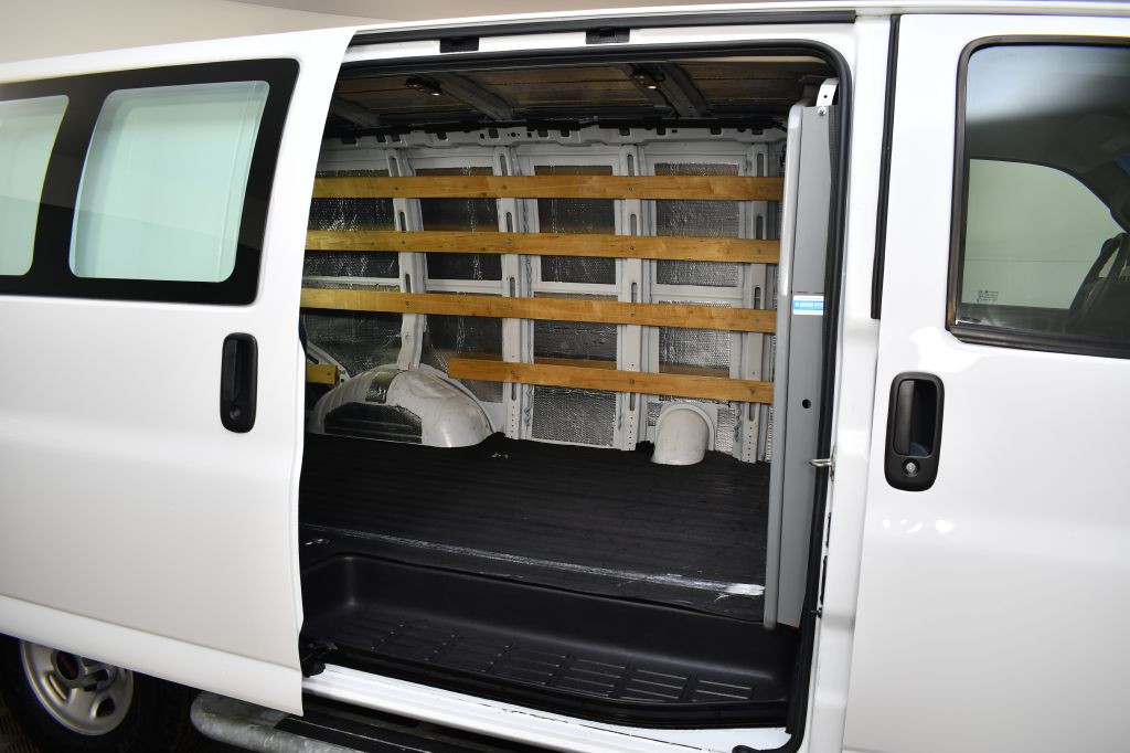 2017 GMC Savana Image 16