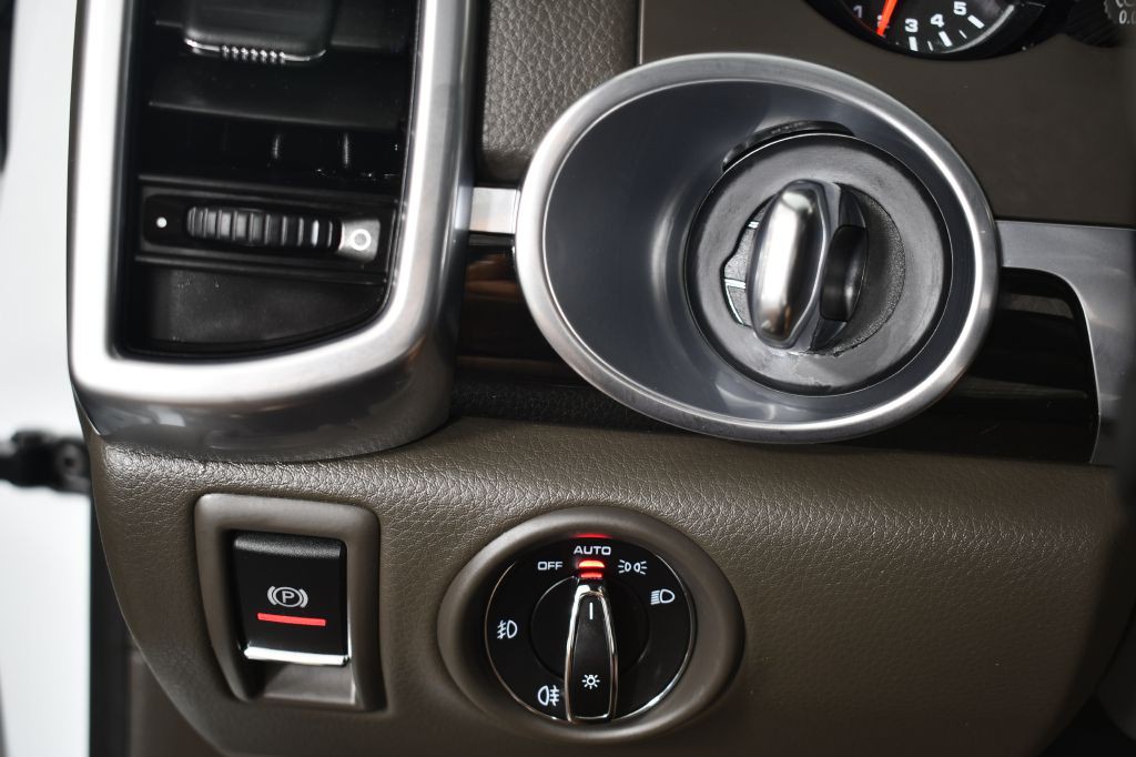 2017 Porsche Cayenne Image 39