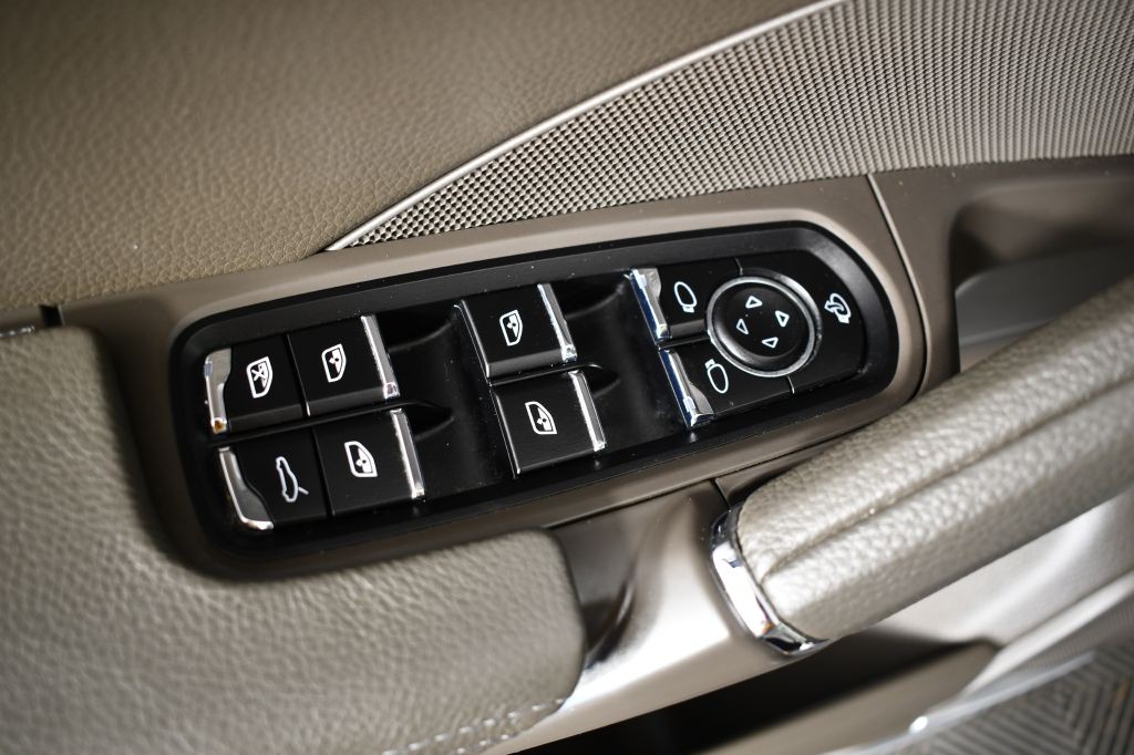 2017 Porsche Cayenne Image 40