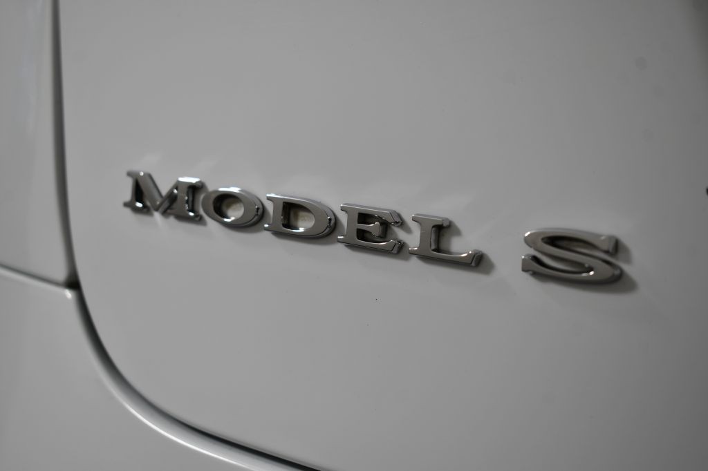 2016 Tesla Model S Image 13