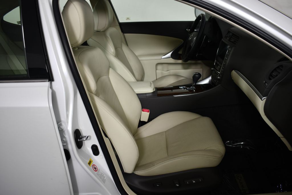 2011 Lexus IS Image 16