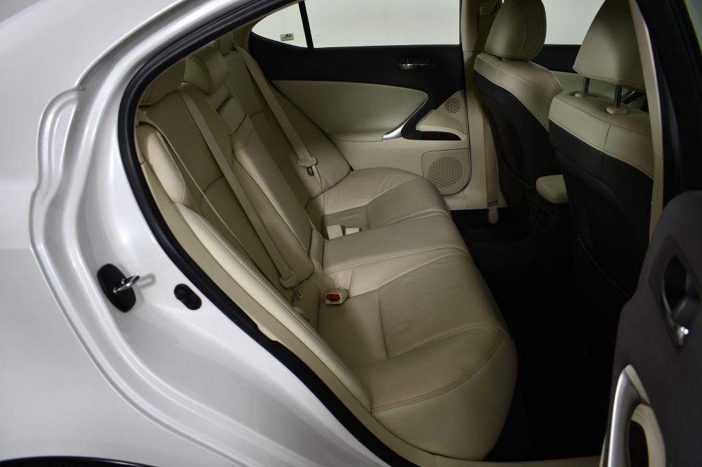 2011 Lexus IS Image 22