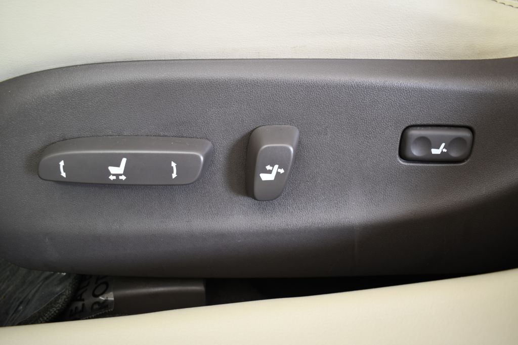 2011 Lexus IS Image 40