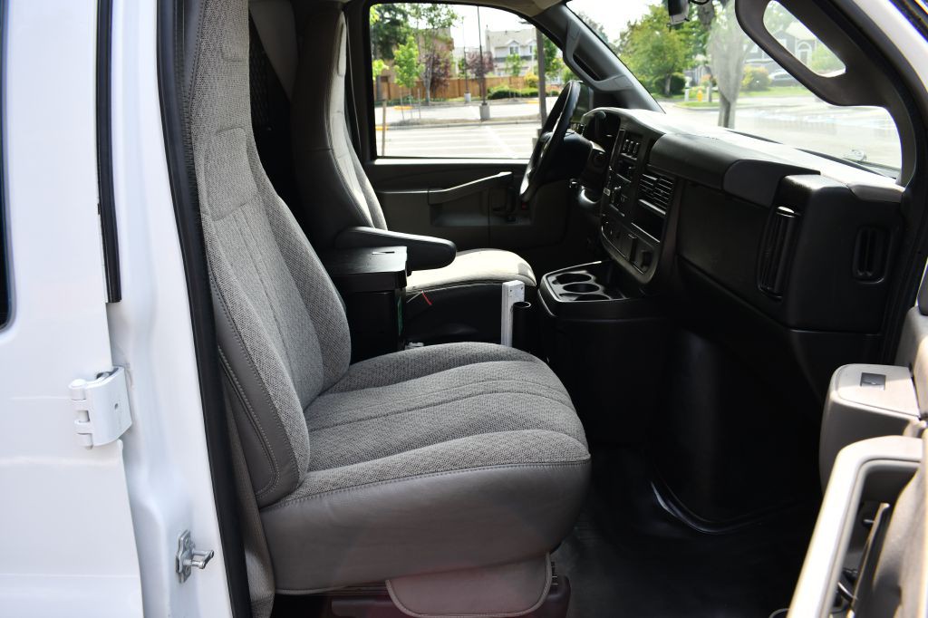 2016 Chevrolet Express Image 31