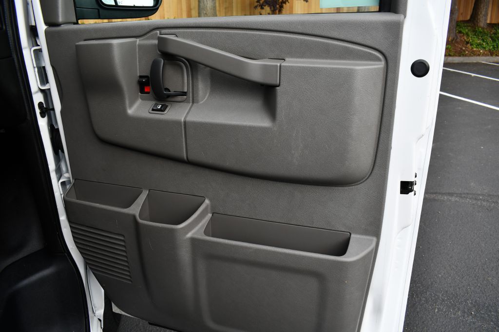 2016 Chevrolet Express Image 25