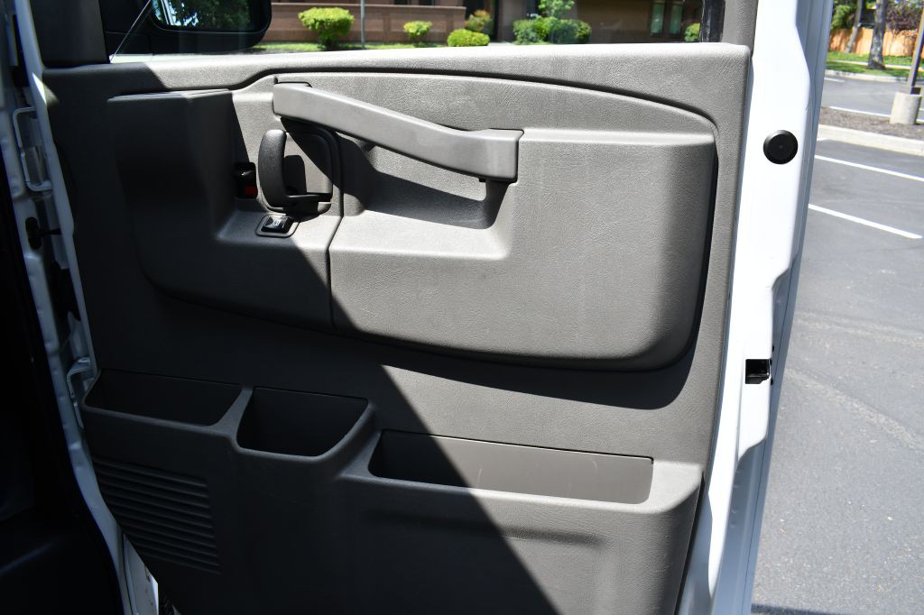 2016 Chevrolet Express Image 38