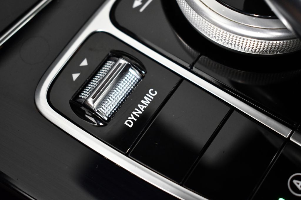 2016 Mercedes-Benz C-Class Image 39