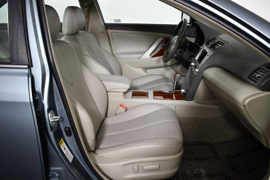2011 Toyota Camry Image 17