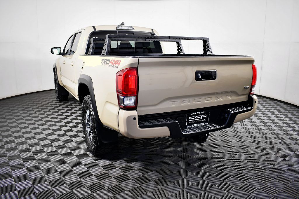 2017 Toyota Tacoma Image 9