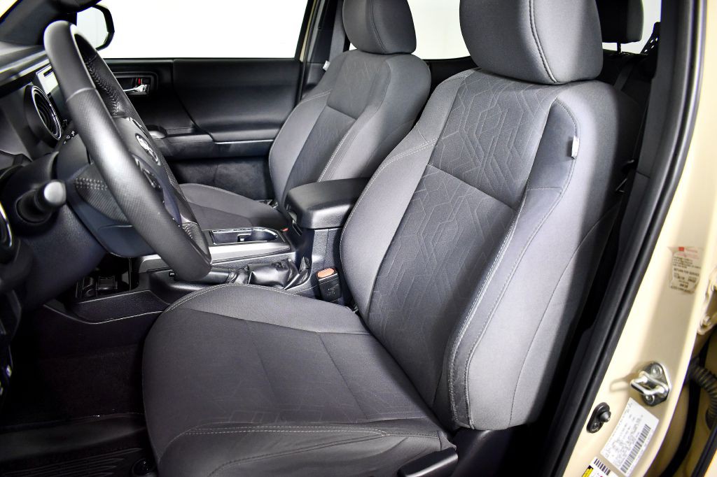 2017 Toyota Tacoma Image 16