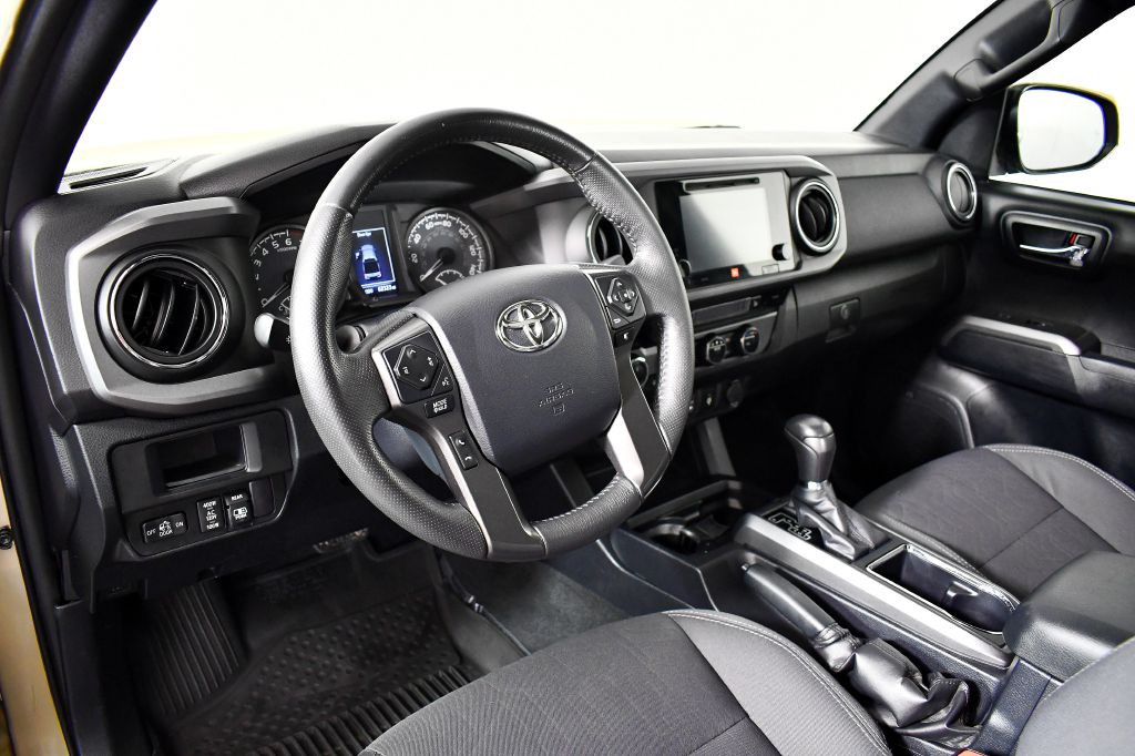 2017 Toyota Tacoma Image 17