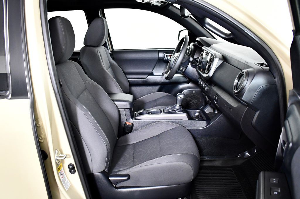 2017 Toyota Tacoma Image 18