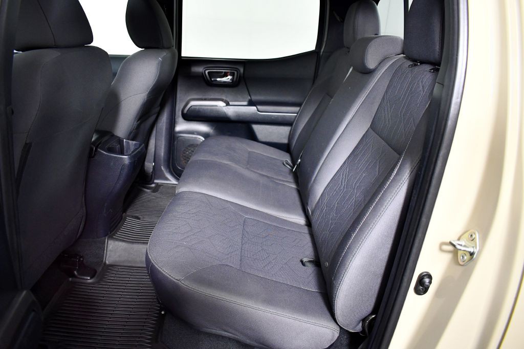 2017 Toyota Tacoma Image 21