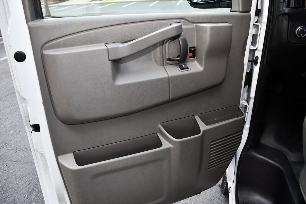 2016 Chevrolet Express Image 25