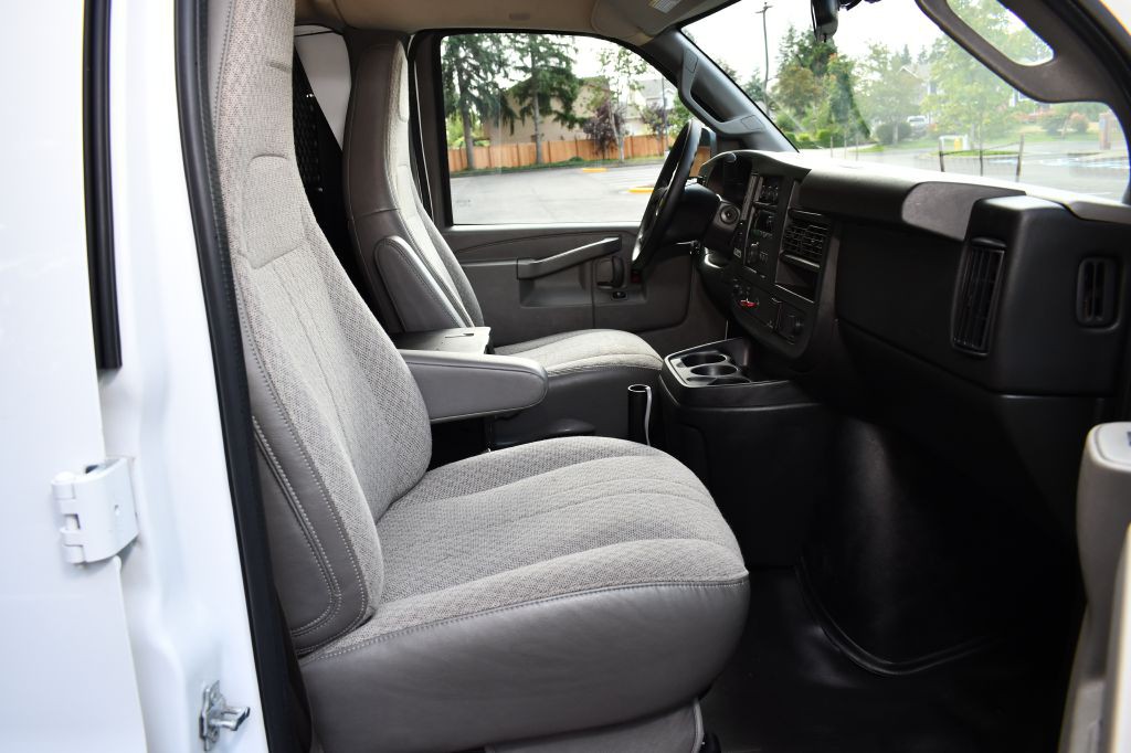 2016 Chevrolet Express Image 30