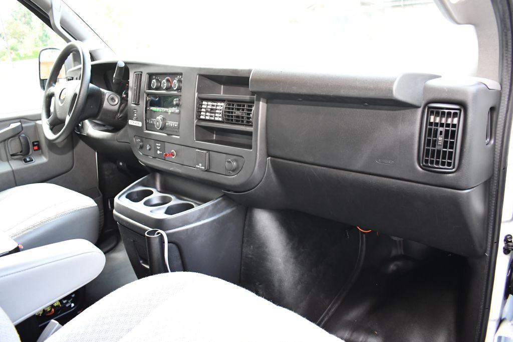 2016 Chevrolet Express Image 32