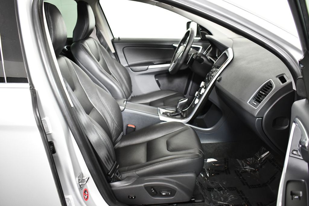 2015 Volvo XC60 Image 22