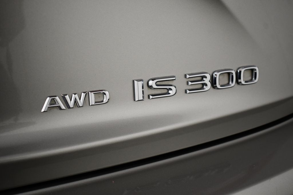 2020 Lexus IS Image 13