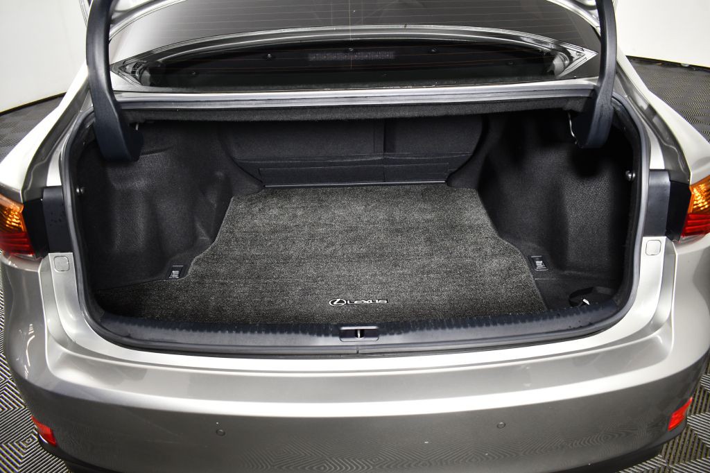2020 Lexus IS Image 15