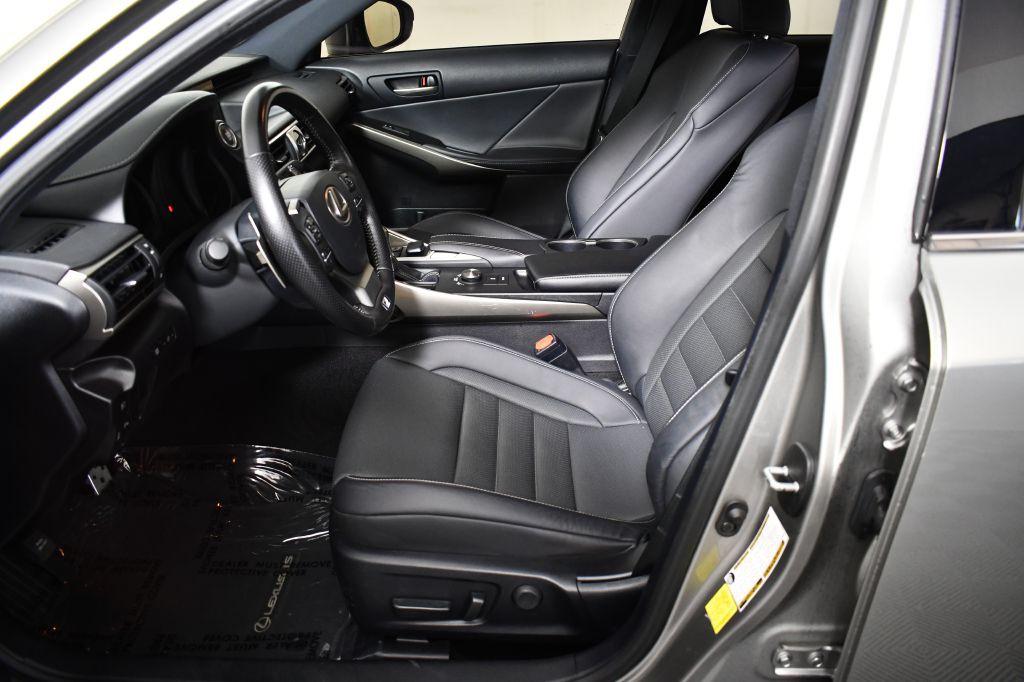 2020 Lexus IS Image 17
