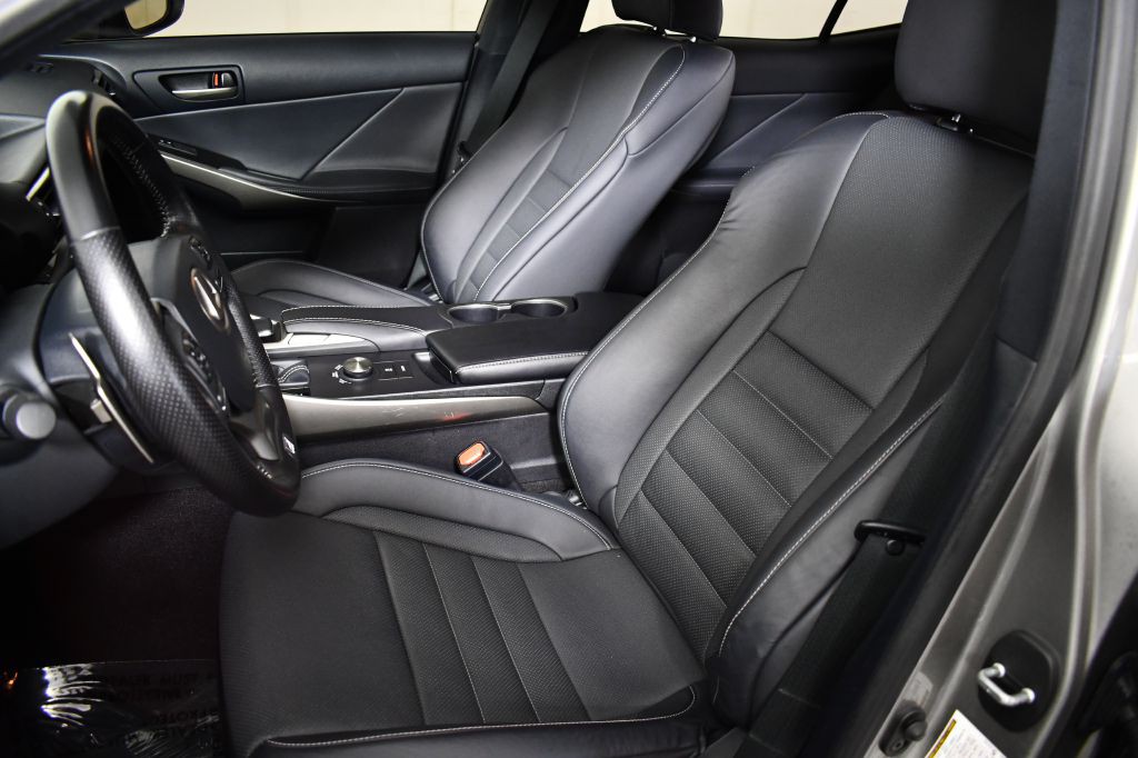 2020 Lexus IS Image 18