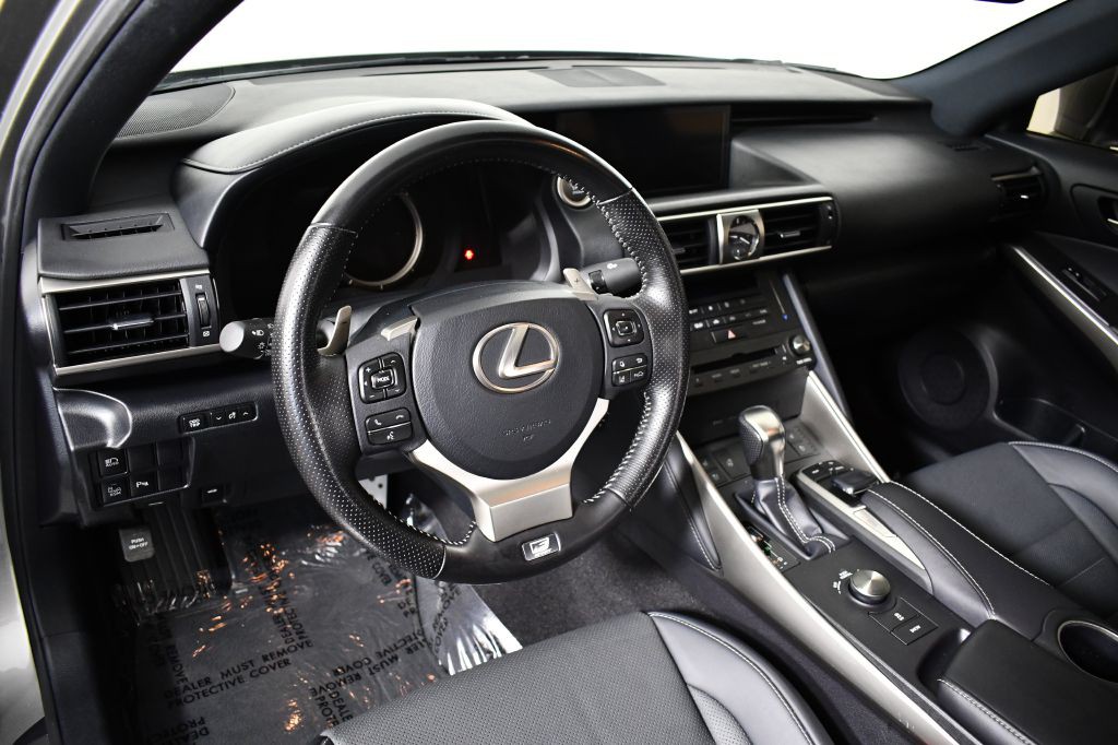 2020 Lexus IS Image 19