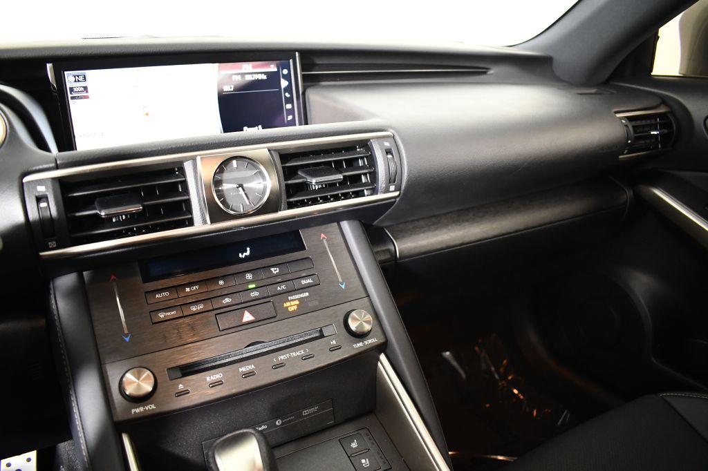 2020 Lexus IS Image 32