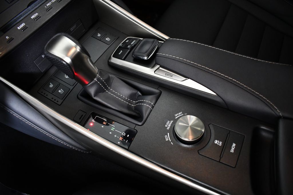 2020 Lexus IS Image 36