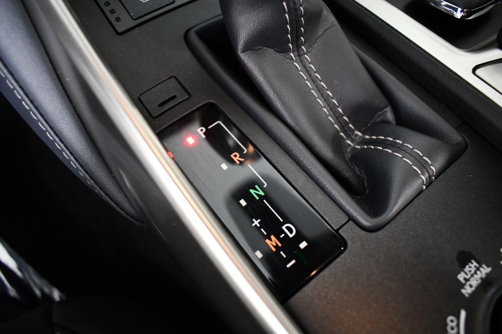 2020 Lexus IS Image 37