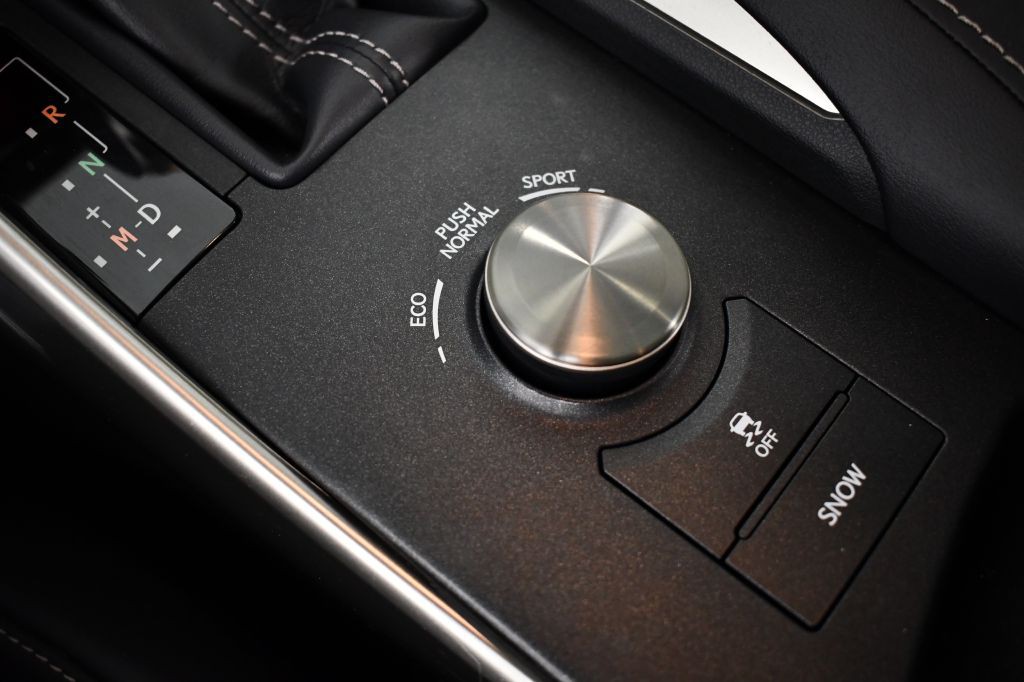 2020 Lexus IS Image 40