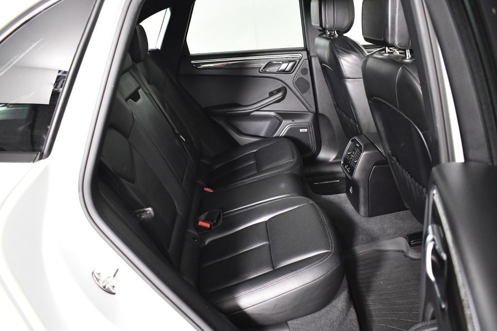 2018 Porsche Macan Image 25