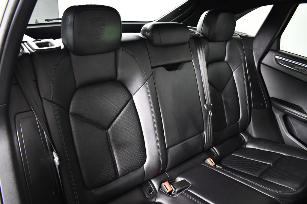 2018 Porsche Macan Image 26