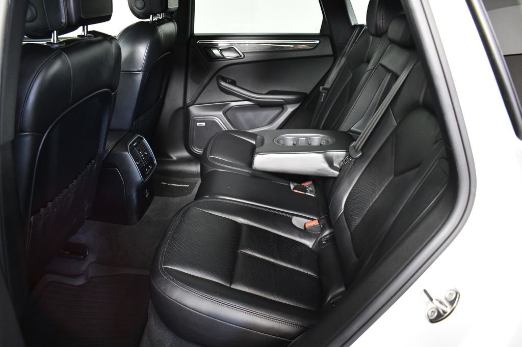 2018 Porsche Macan Image 27
