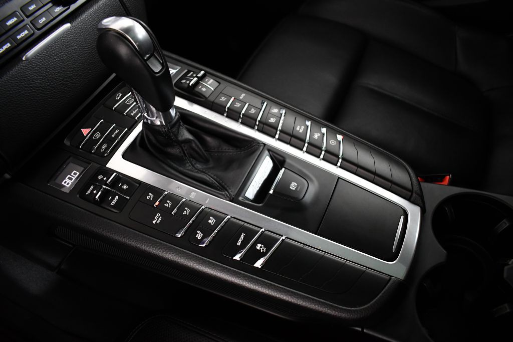 2018 Porsche Macan Image 38