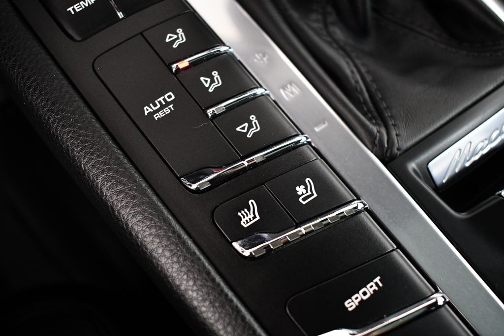 2018 Porsche Macan Image 39