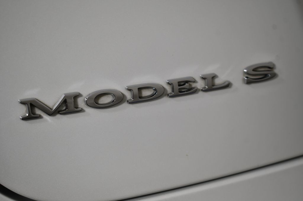 2015 Tesla Model S Image 15