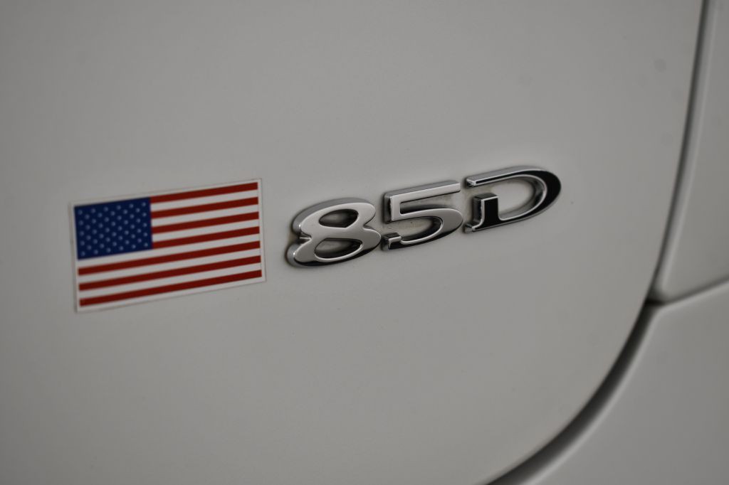 2015 Tesla Model S Image 16