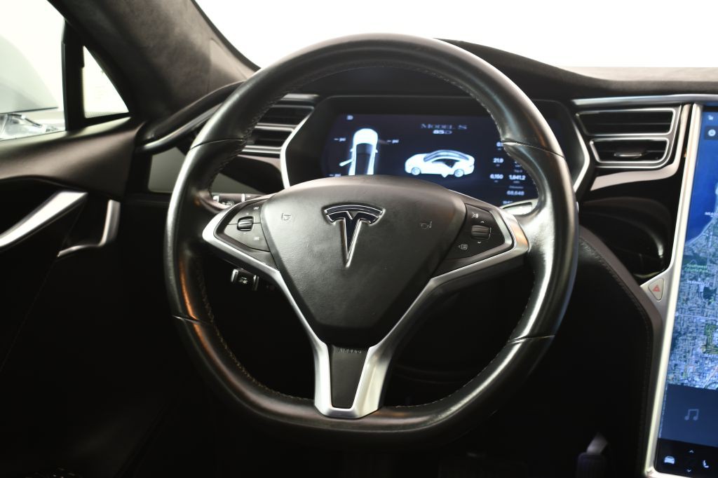 2015 Tesla Model S Image 20